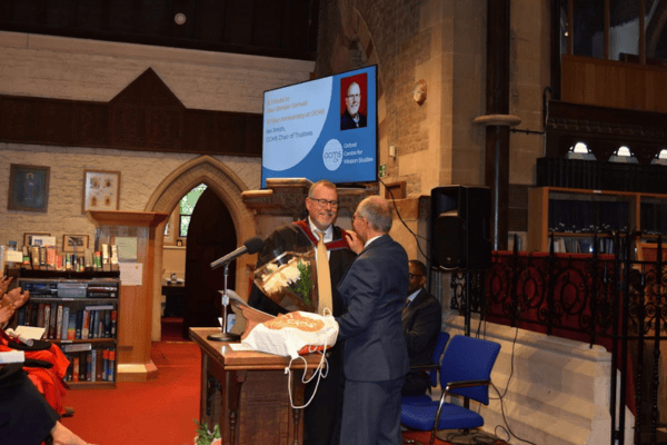 Paul Bendor-Samuel and Ian Smith shaking hands